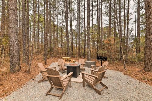 Beautiful New Bern Studio Cabin with Fire Pit!