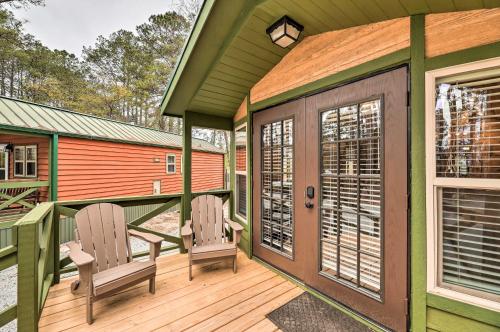 Beautiful New Bern Studio Cabin with Fire Pit!