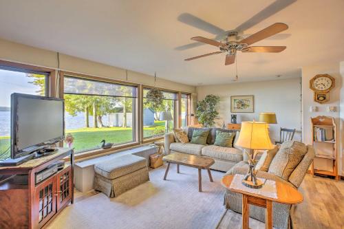 Lakefront Cedar Cottage with Enclosed Porch!
