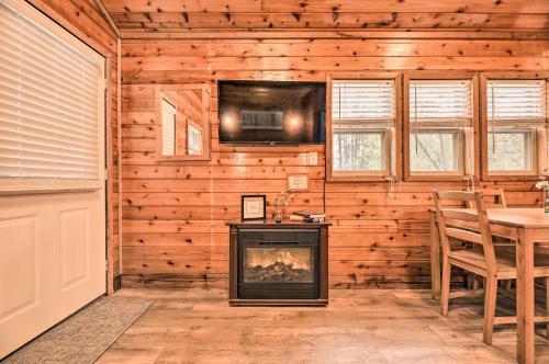 Charming New Bern Log Cabin - Pets Welcome!