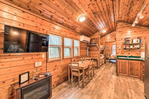 Charming New Bern Log Cabin - Pets Welcome!