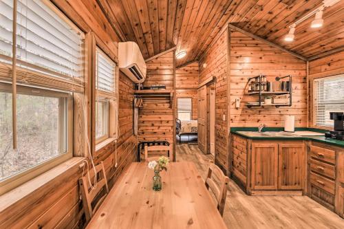 Charming New Bern Log Cabin - Pets Welcome!