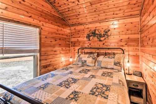 Charming New Bern Log Cabin - Pets Welcome!