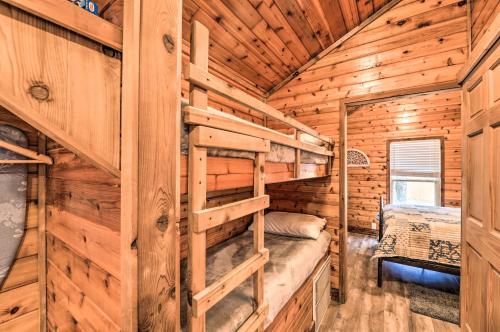 Charming New Bern Log Cabin - Pets Welcome!