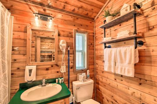 Charming New Bern Log Cabin - Pets Welcome!