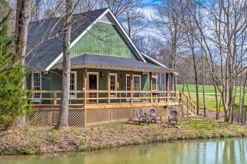 Bright Green Gables Cabin Hike, Swim and BBQ in Lewisburg, Vereinigte Staaten von Amerika