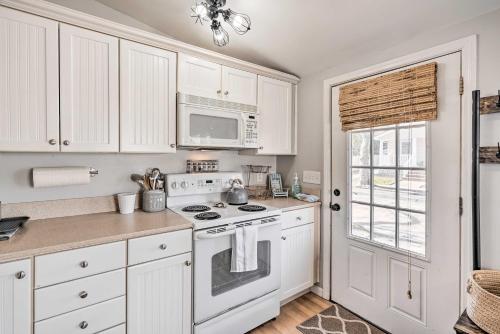 Bright Belmar Cottage < Half Mi to Boardwalk! in Belmar