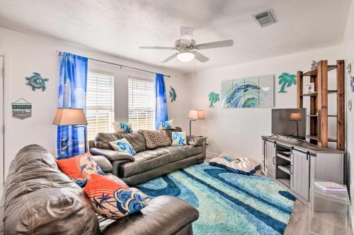 B&B Freeport - Surfside Escape with Deck about 1 Block to Beach! - Bed and Breakfast Freeport