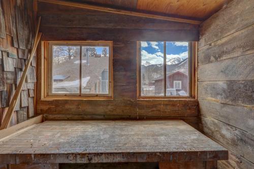 Lake Cabin with King Bed, Foodie Kitchen, and Views