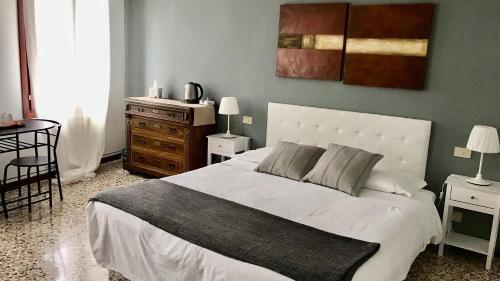 Venice and Venice Apartments - private rooms in shared apartment 4
