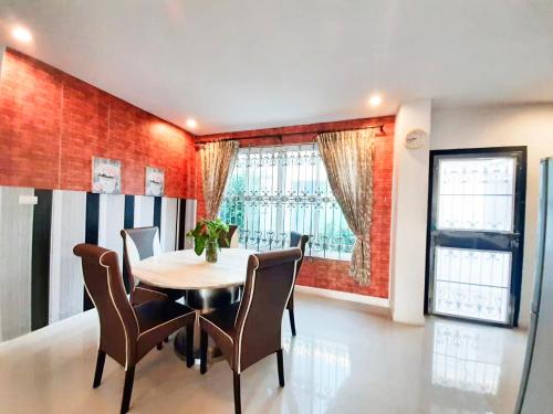 보르 파이의 프라이빗 하우스 (200m², 침실 3개, 프라이빗 욕실 3개) (Baan Chonlada Family Pool Villa Huahin 3 Bedrooms) in 보르 파이