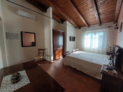 2 queen beds, 1 sofa bed
