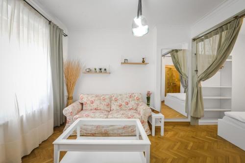 Floral & Cozy Studio in Heart of Sofia Center by Flat Mаnager, Sofia (Foto 8)