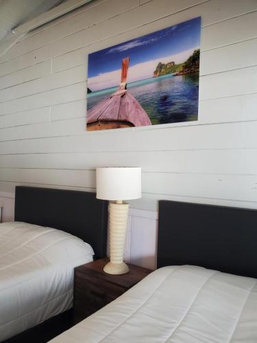 Double Room with Pool View image 7