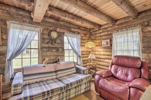 Quaint and Quiet Belleview Cabin on 35 Acres! in Ocklawaha, USA