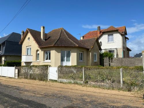 Зовнішній вигляд готелю, La plage au bout du jardin / Sword Beach cottage in Ерманнвіль-сюр-Мер