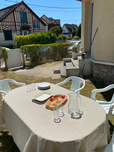 Вид, La plage au bout du jardin / Sword Beach cottage in Ерманнвіль-сюр-Мер