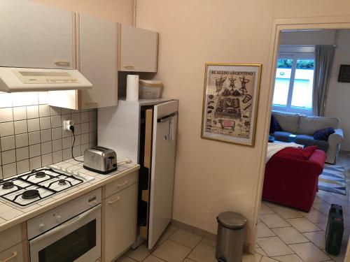 кухня, La plage au bout du jardin / Sword Beach cottage in Ерманнвіль-сюр-Мер
