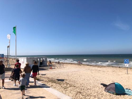 пляж, La plage au bout du jardin / Sword Beach cottage in Ерманнвіль-сюр-Мер