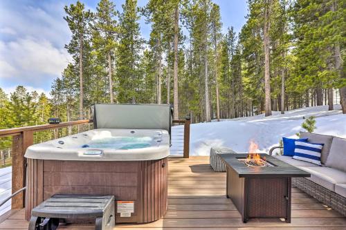 Airy Mountain House With Hot Tub And Gas Fire Pit, Evergreen