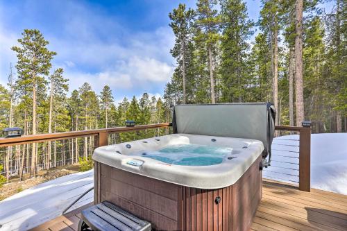 Modern Private Mtn Retreat with Hot Tub and Fire Pit! in Brook Forest