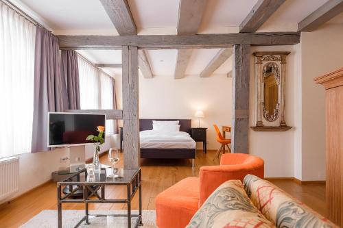 1 king bed, 1 sofa bed