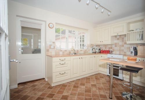 virtuve, Spacious family & dog friendly home from home with sea views and private garden in Porlock