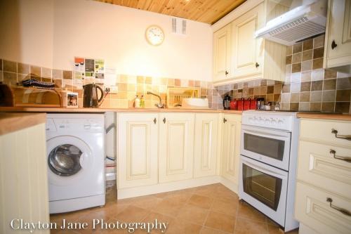 virtuve, Spacious family & dog friendly home from home with sea views and private garden in Porlock