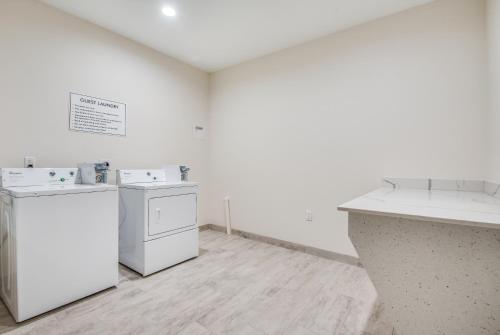 Americas Best Value Inn & Suites Houston at Hwy 6 - image 5