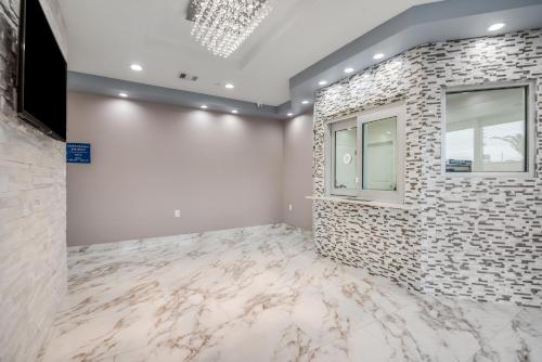 Americas Best Value Inn & Suites Houston at Hwy 6 - image 10