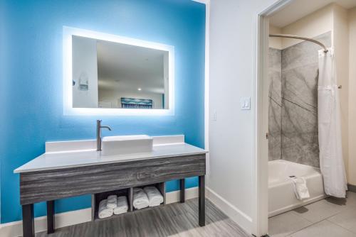 Americas Best Value Inn & Suites Houston at Hwy 6 - image 4