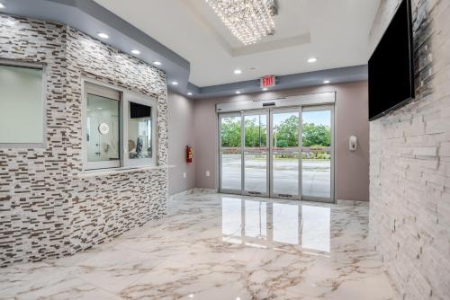 Americas Best Value Inn & Suites Houston at Hwy 6 - image 11