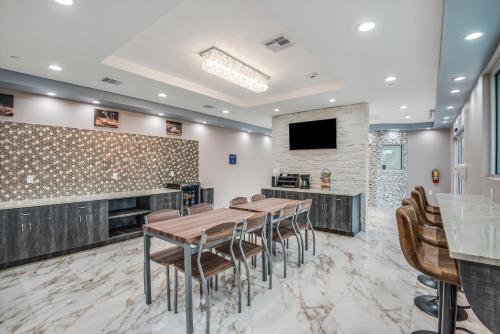 Americas Best Value Inn & Suites Houston at Hwy 6 - image 11