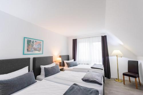3 twin beds