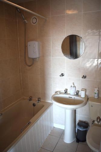 Bathroom, Kelpies Serviced Apartments- Abbotsford in Grangemouth