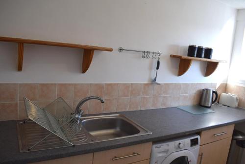 Kitchen, Kelpies Serviced Apartments- Abbotsford in Grangemouth