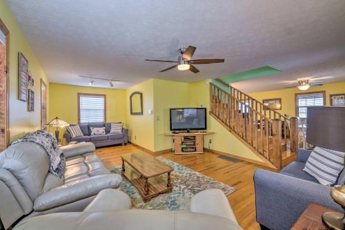 Lake House with Hot Tub and Fire Pit - 1 Mi to Marina! in Frogue, USA