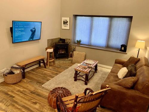 Mammoth Estates Condo - Free Parking & Pet Friendly - June Lake, CA