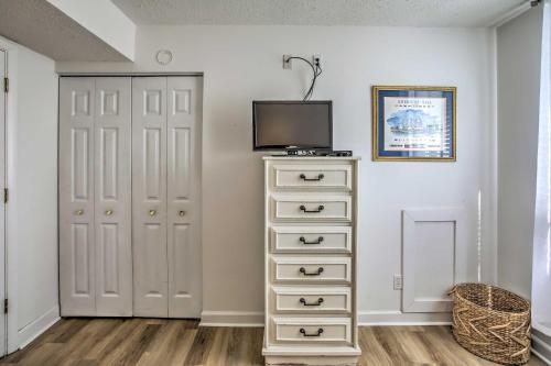 Lovely Condo with Pool - Walk to Family Kingdom! - image 14
