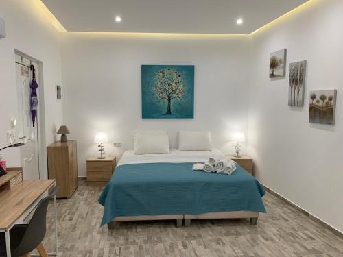 Santorini studio for 2 person in Athens near sea& center