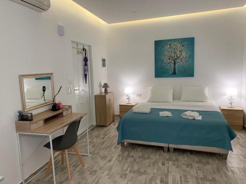 Santorini studio for 2 person in Athens near sea& center