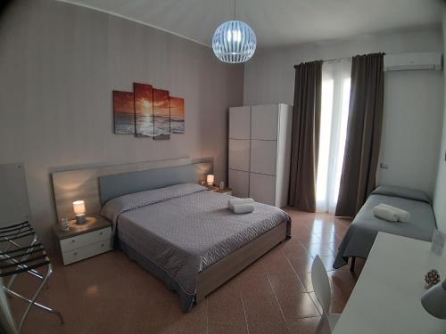 1 queen bed, 1 twin bed