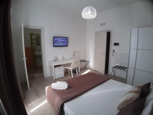 Double Room with Balcony image 4