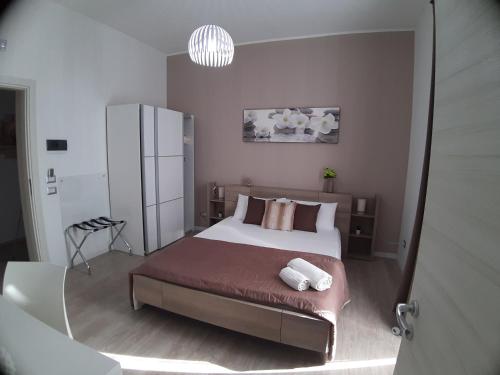 Double Room with Balcony image 3