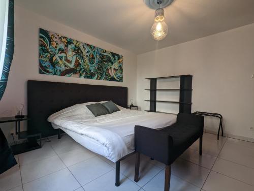 One-Bedroom Apartment image 9