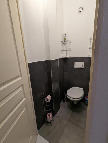 One-Bedroom Apartment image 4