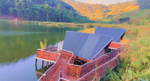 Lake Bunyonyi Rock Resort