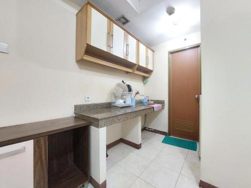 Kitchen, High Livin Apartment Ciumbuleuit in Ciumbuleuit