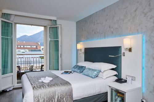 Comfort Queen Room with Balcony - Non-Smoking