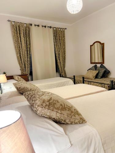 3 twin beds